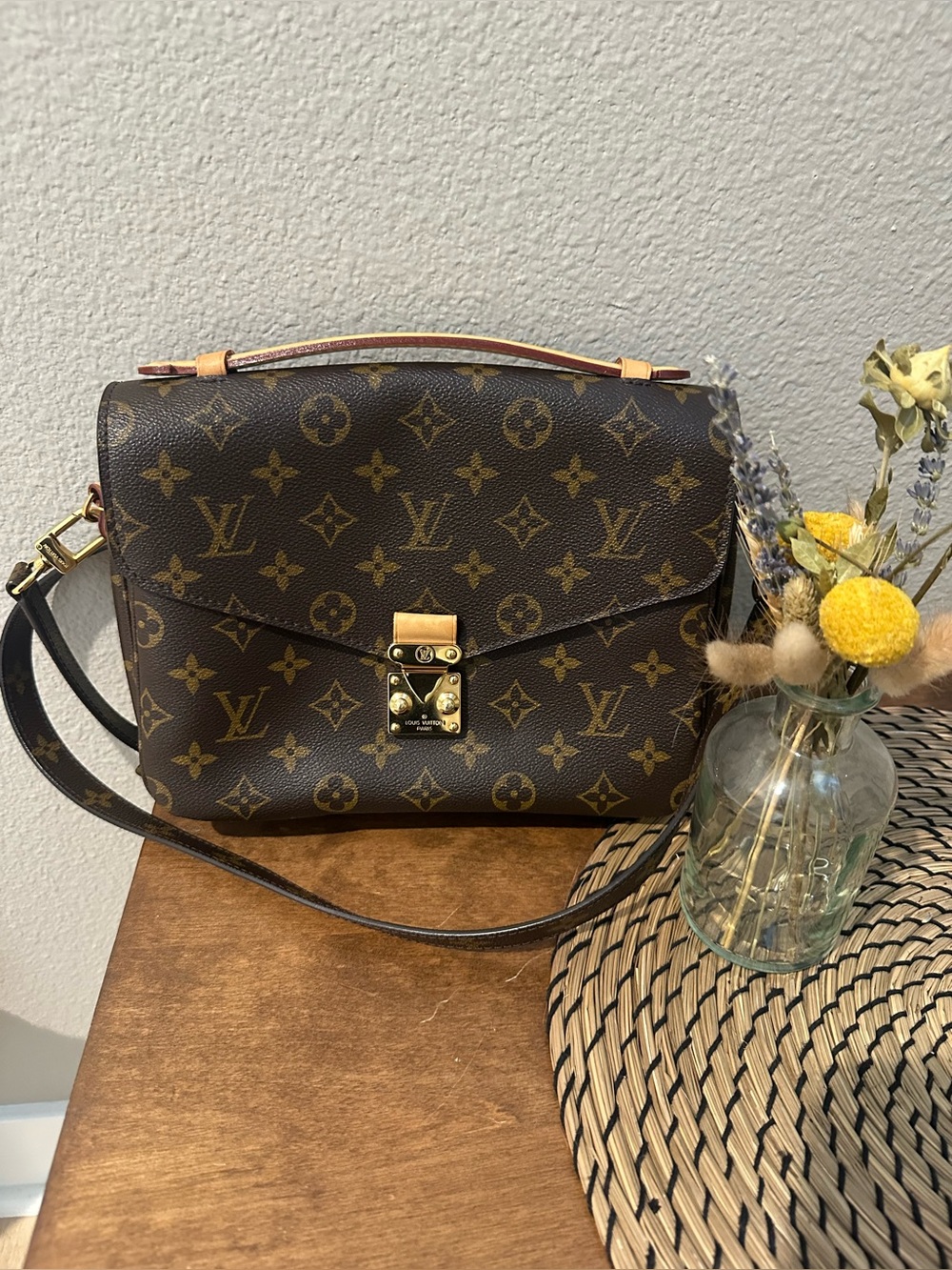 Beautiful Louis Vuitton Monogram Pochette Métis in the classic Monogram Canvas.